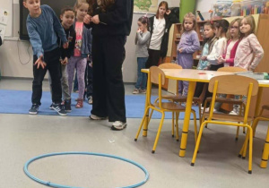 Licealiści czytają przedszkolakom