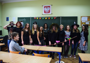 Klasa 2 F w różnorodnych przebraniach
