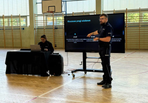 Spotkanie klas pierwszych i drugich z funkcjonariuszami Komendy Powiatowej Policji powiatu Łódzkiego Wschodniego