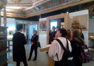 Pani przewodnik opowiada historię odtworzonej synagogi żydowskiej