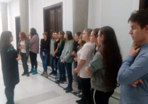 Grupa naszych uczniów na tle sejmowych gabinetów Prezesa Rady Ministrów i Prezydenta RP