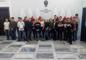 Zdjęcie grupowe na senackim korytarzu
