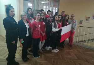 Klasa II a gimnazjum z wychowawcą klasy i dyrektor p. Dorotą Salską w barwach narodowych