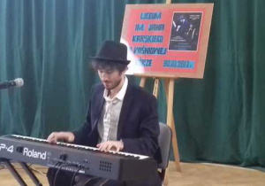 Francesco Camminati gra na instrumentach klawiszowych