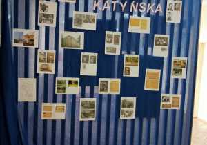 Gazetka ścienna.Na niebieskim tle fotografie upamiętniające zbrodnię katyńską.