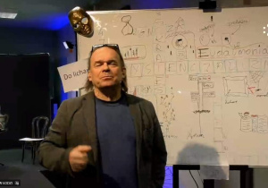 Andrzej Jakubas na tle sceny.