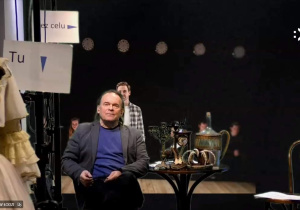 Andrzej Jakubas na tle sceny.