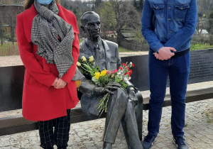 Przedstawiciele szkoły składają kwiaty przy pomniku Jana Karskiego.