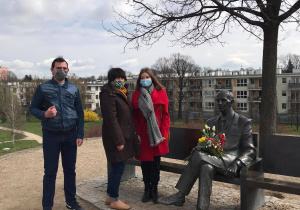Przedstawiciele szkoły składają kwiaty przy pomniku Jana Karskiego.