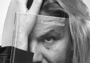 Uczeń z twarzą zakrytą książką.