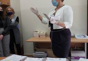 Dyrektor szkoły rozdaje arkusze egzaminacyjne.