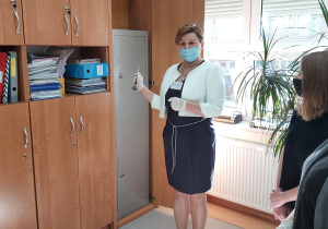Dyrektor szkoły rozdaje arkusze egzaminacyjne.
