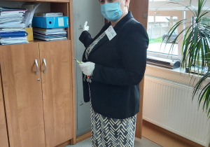 Dyrektor szkoły rozdaje arkusze egzaminacyjne.