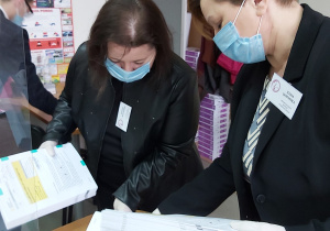 Dyrektor szkoły rozdaje arkusze egzaminacyjne.