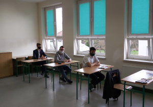 Uczniowie w ławkach w oczekiwaniu na rozpoczęcie matur.