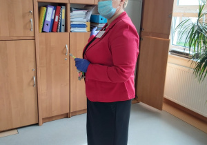 Dyrektor szkoły rozdaje arkusze egzaminacyjne.