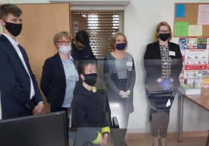 Nauczyciele i uczniowie odbierają arkusze egzaminacyjne z rąk dyrekcji.