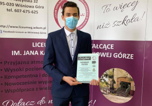 Absolwent szkoły ze świadectwem ukończenia.
