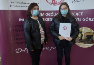 Wychowawca z absolwentem szkoły.