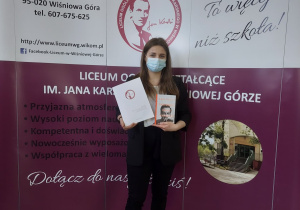 Absolwent szkoły ze świadectwem ukończenia.