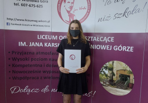 Absolwent szkoły ze świadectwem ukończenia.
