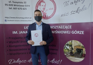 Absolwent szkoły ze świadectwem ukończenia.