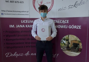 Absolwent szkoły ze świadectwem ukończenia.