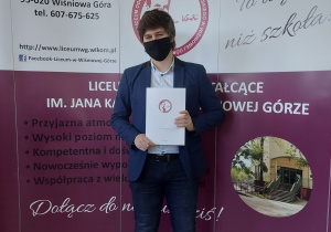 Absolwent szkoły ze świadectwem ukończenia.