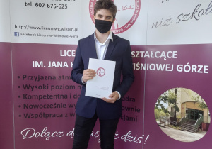 Absolwent szkoły ze świadectwem ukończenia.