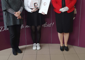 Dyrektor szkoły i wychowawca z absolwentem.