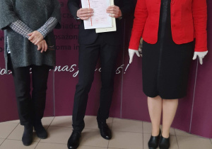 Dyrektor szkoły i wychowawca z absolwentem.