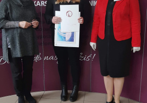 Dyrektor szkoły i wychowawca z absolwentem.