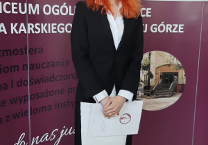 Absolwent szkoły ze świadectwem.