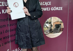 Absolwent szkoły ze świadectwem.
