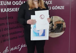 Absolwent szkoły ze świadectwem.