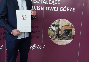 Absolwent szkoły ze świadectwem.