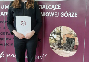 Absolwent szkoły ze świadectwem.