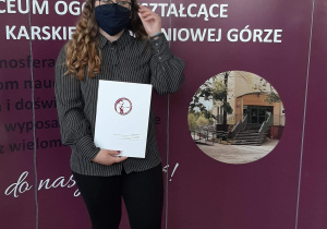 Absolwent szkoły ze świadectwem.