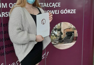 Absolwent szkoły ze świadectwem.