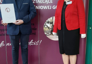 Dyrektor szkoły z absolwentem.