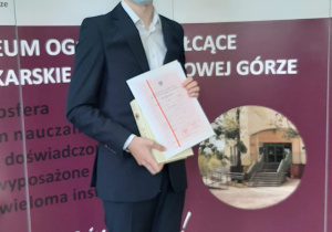 Absolwent szkoły ze świadectwem.