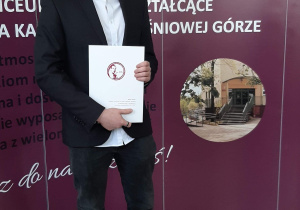 Absolwent szkoły ze świadectwem.
