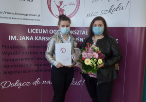 Wychowawca z absolwentem szkoły.