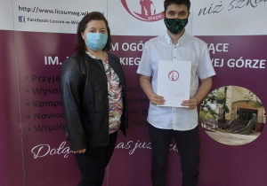 Wychowawca z absolwentem szkoły.