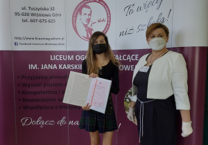 Dyrektor szkoły z laureatką nagrody specjalnej rady pedagogicznej.