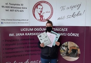 Absolwent szkoły ze świadectwem ukończenia.