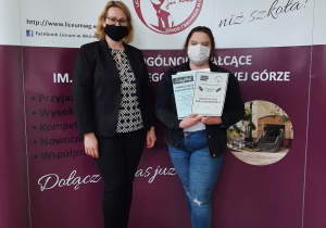 Wychowawca z absolwentem szkoły.