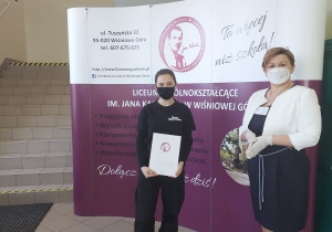 Dyrektor szkoły z absolwentem klasy III.