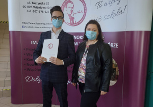 Wychowawca z absolwentem szkoły.