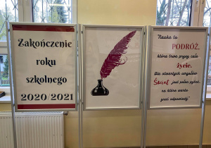 Ścianka dekoracyjna z okolicznościowym napisem z okazji zakończenia roku dla klas III.